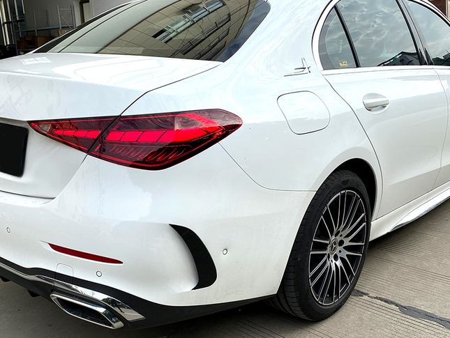 Frontflaps i blanksvart för Mercedes C-Klass W206