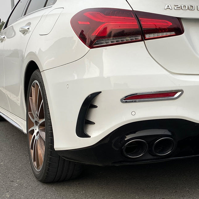 Bakre flaps i blanksvart för Mercedes A-Klass W177