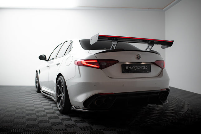 Spoiler i kolfiber med LED för Alfa Romeo Giulia Quadrifoglio
