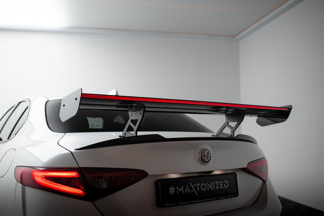 Spoiler i kolfiber med LED för Alfa Romeo Giulia Quadrifoglio