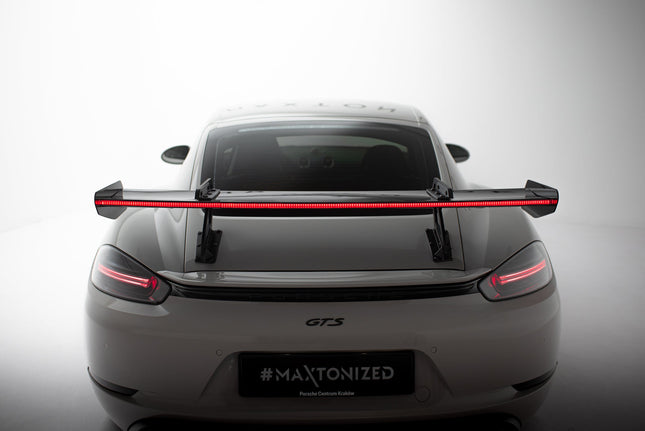 Bakvinge V.1 i kolfiber med svanhalsfäste och LED för Porsche 718 Cayman 982c