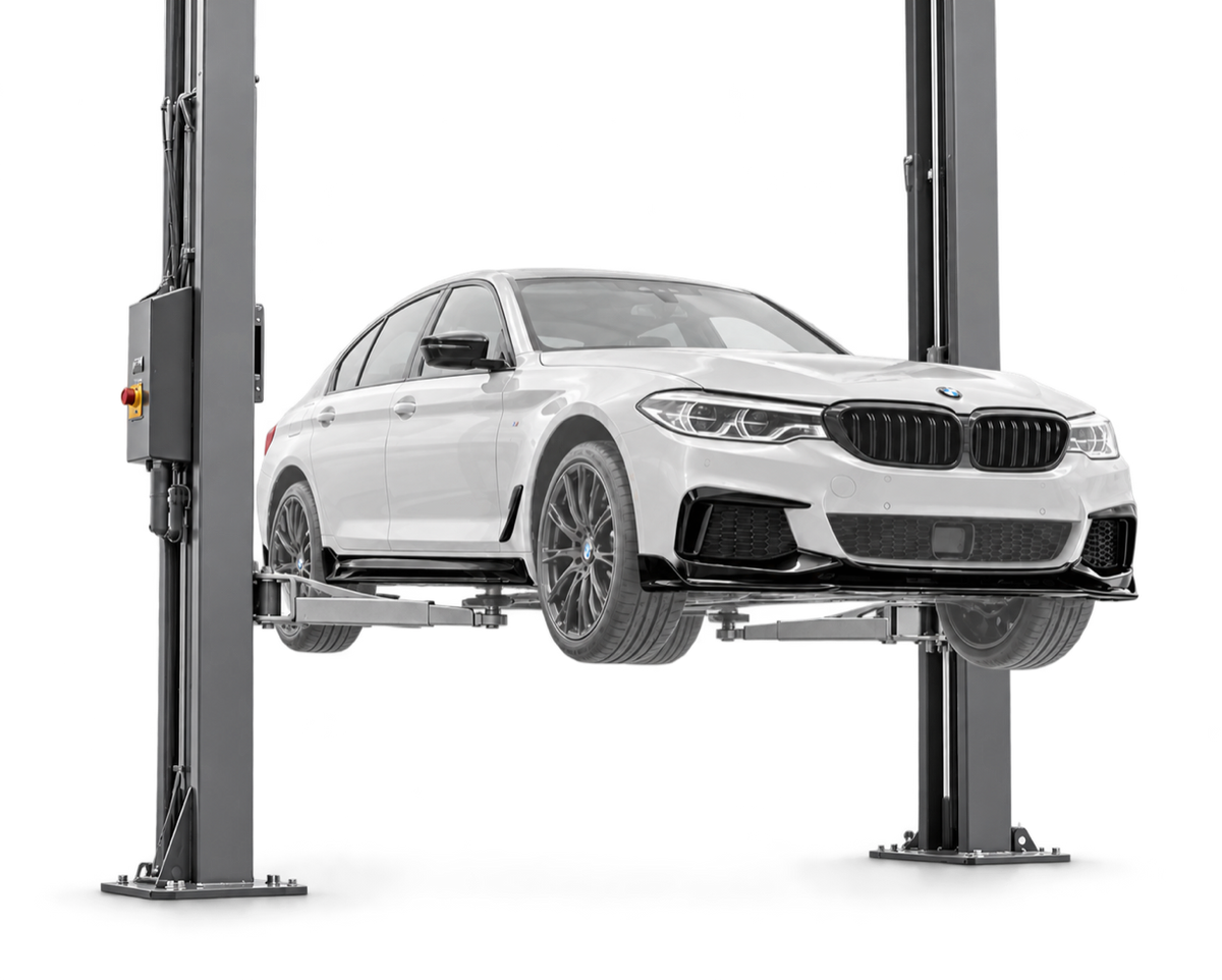 Vit BMW på tvåpelarlyft i verkstaden