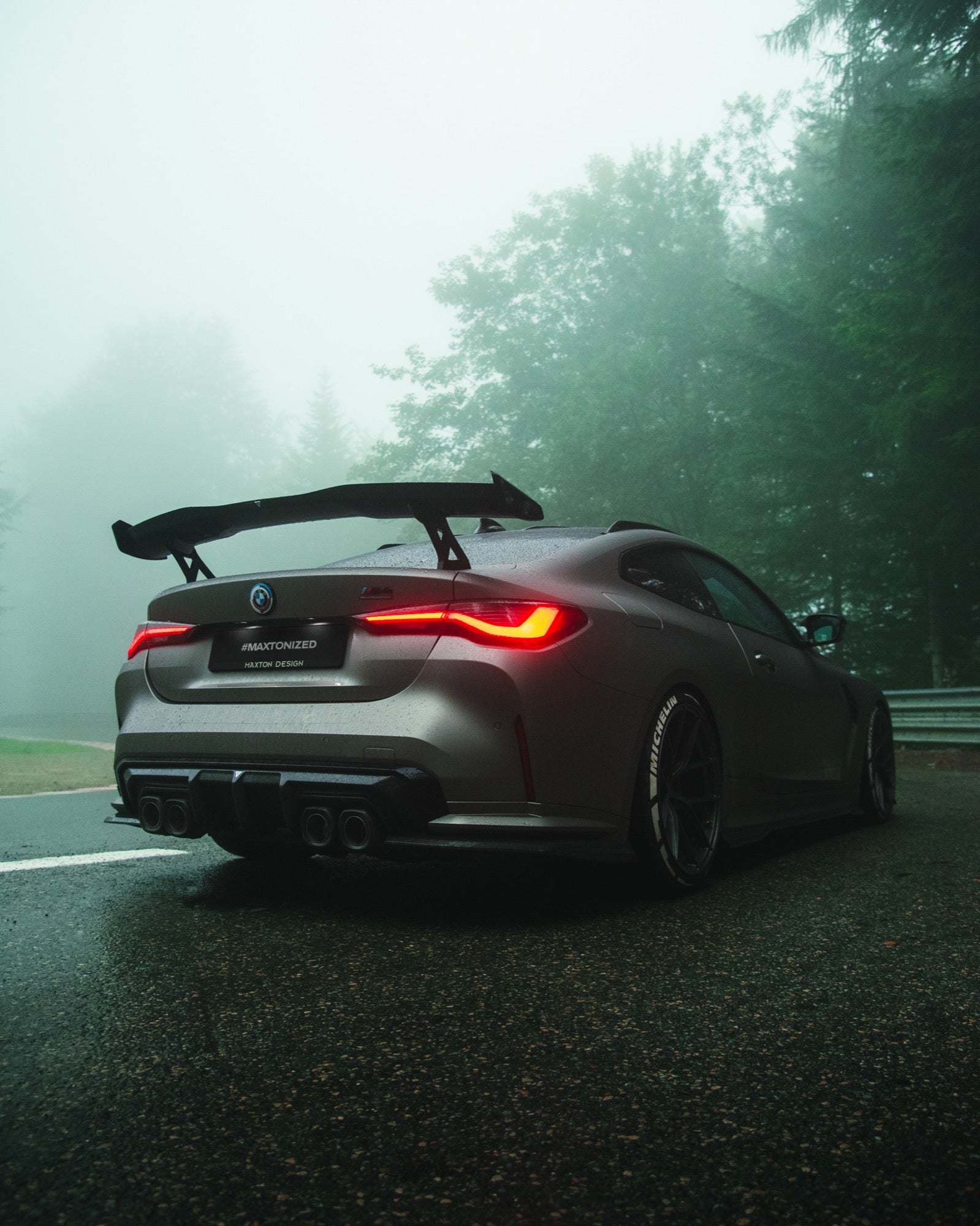 BMW M4 G82 med vinge och splitters från Maxton Design